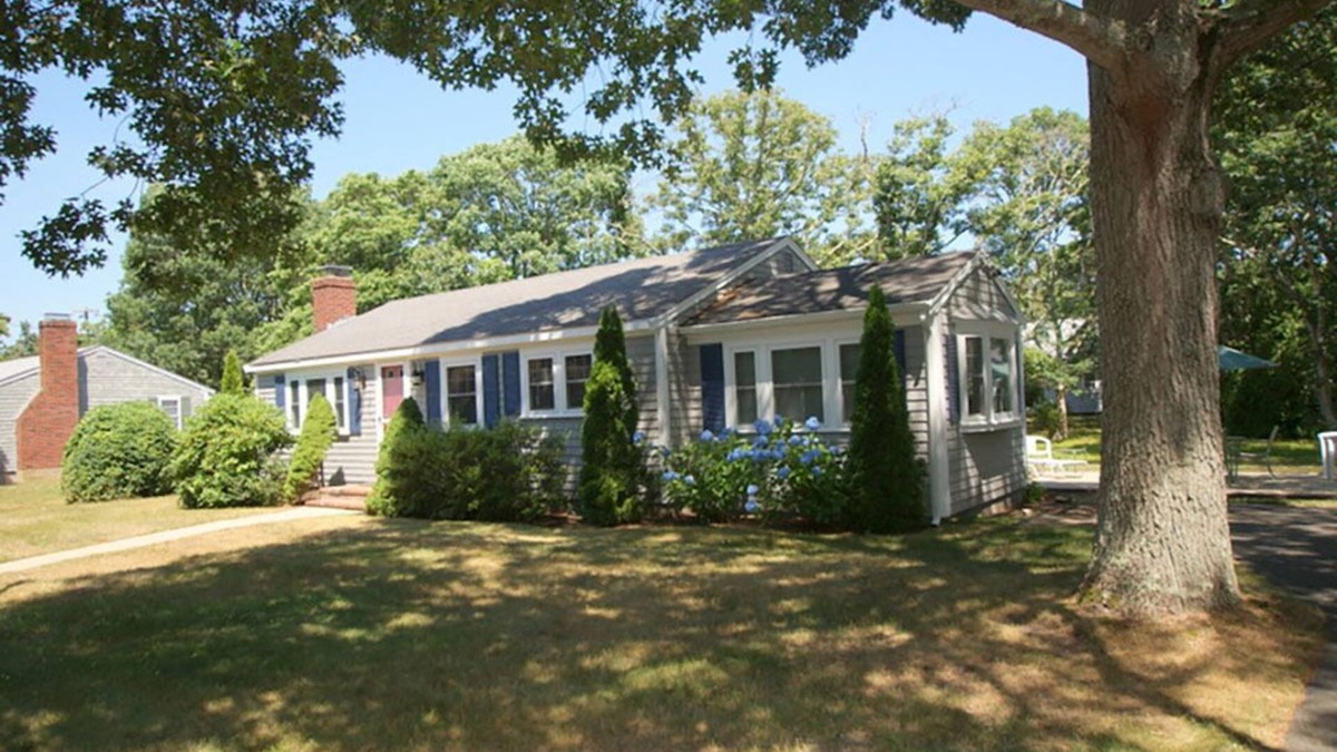 West Harwich House | Only 1/2 mile to Pleasant Street Beach