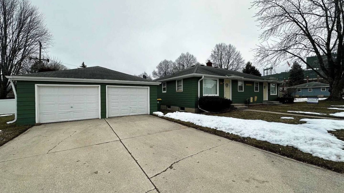 Green Bay House | Only 2 blocks from Lambeau Field and the Titletown District.