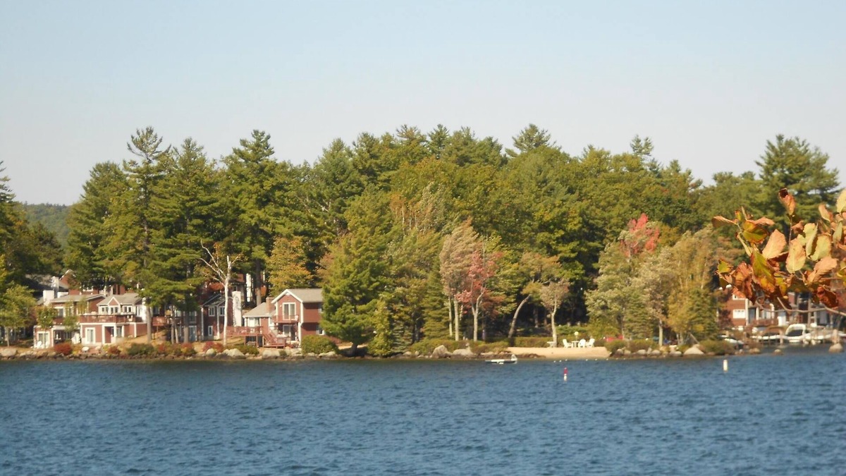 Laconia House | ONLY 3 WEEKS IN PRIME SUMMER LEFT!6-27-7-4/7-18-7-25/8-22-8-29! Boat Slip!