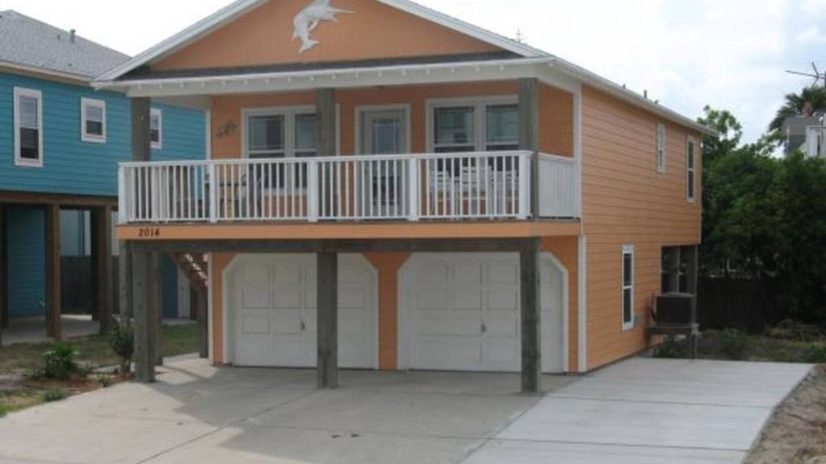 Sand Point House | ONLY In-Town Neighborhood w/Restaurant, Bar, Pool, Hot Tub, Beach & Cart Access