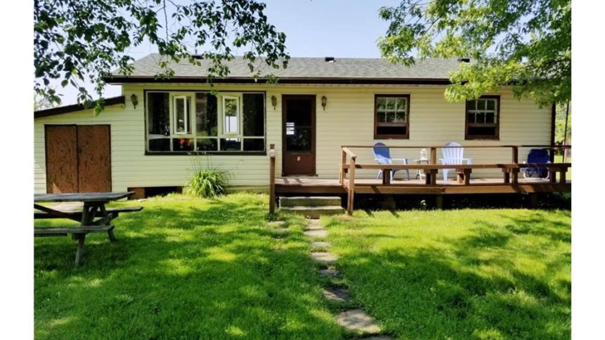 Selkirk Cottage | ONLY RURAL FAMILY PRIVATE LAKE ERIE BEACH GETAWAY WITH NO ÇLEANING FEE CHARGED