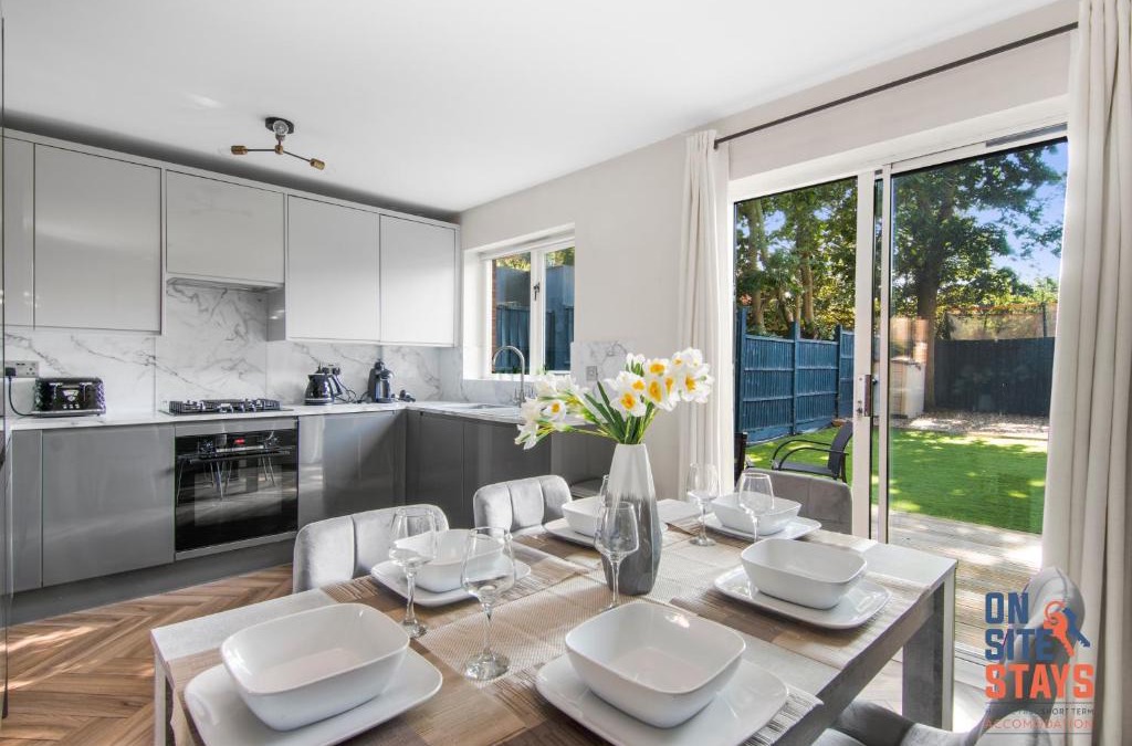 Downham Apartment | OnSiteStays - EARLY CHECK IN AUGUST - Modern 3 bed House, 2 x Parking, Garden, WIFI & dishwasher
