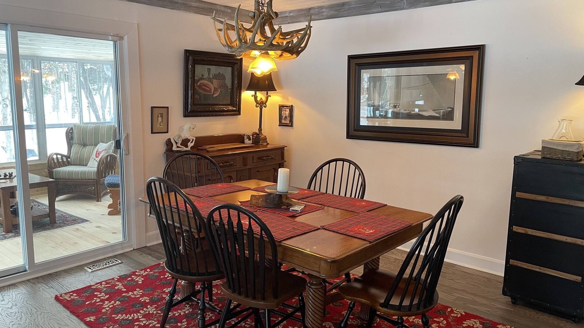 Huntsville Ski Chalet | Ontario’s HIDDEN GEM! Cozy chalet in sought after Hidden Valley Highlands