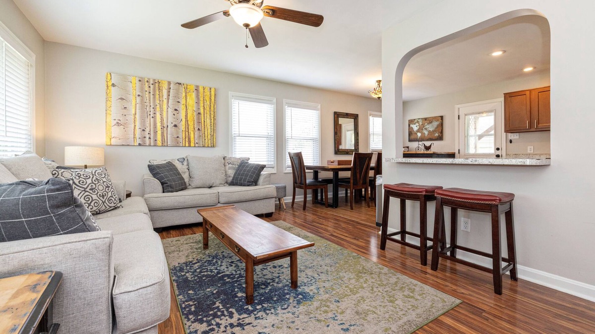 Hikes Point House | Open 4BR/2BA Sleeps 8 Huge Kitchen, Covered Deck & Easy Highway Access