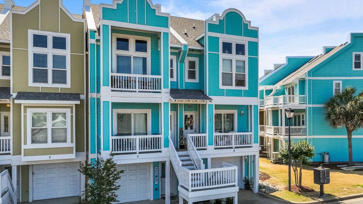 Bermuda Bay Condo | Open and Airy Coastal Condo with shared pool and Private W/D - Central Air