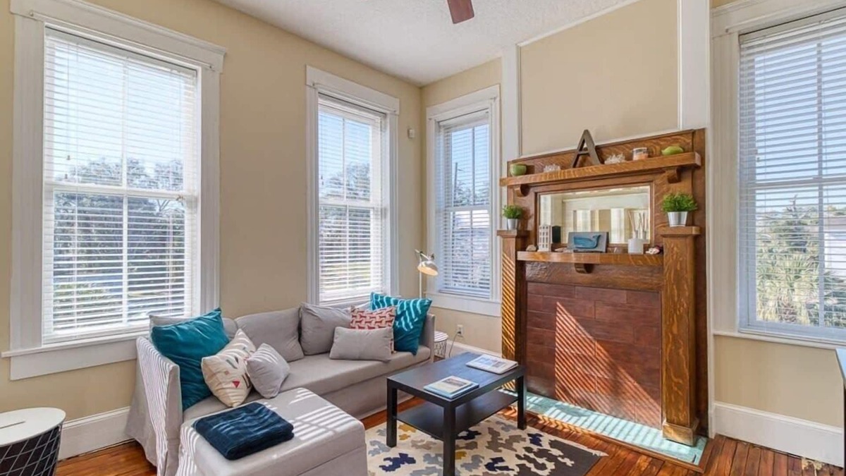 Springfield Apartment | Open & Bright - 5 min drive to TIAA Bank field
