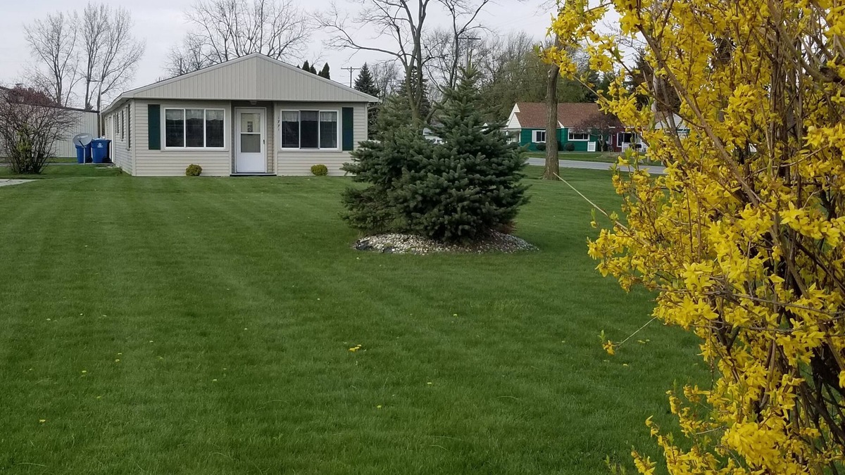 Essexville House | Open concept 2 bedroom ranch with attached garage and deck