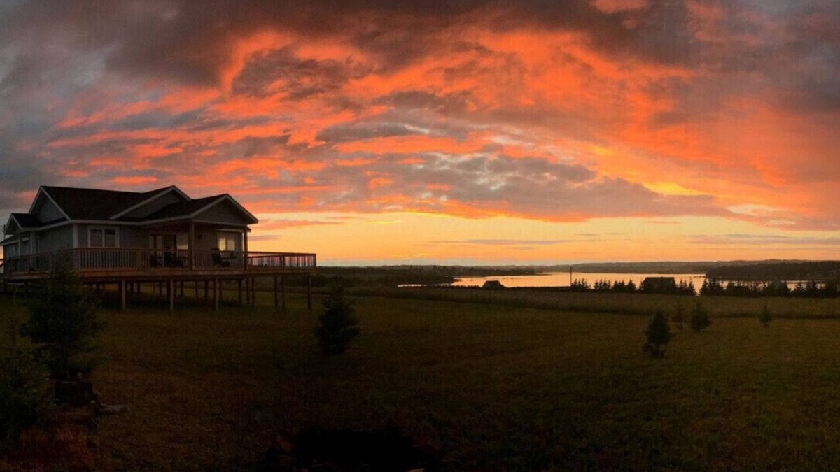 Clinton House | Open Concept 4 Bedroom Cottage Overlooking The Southwest River