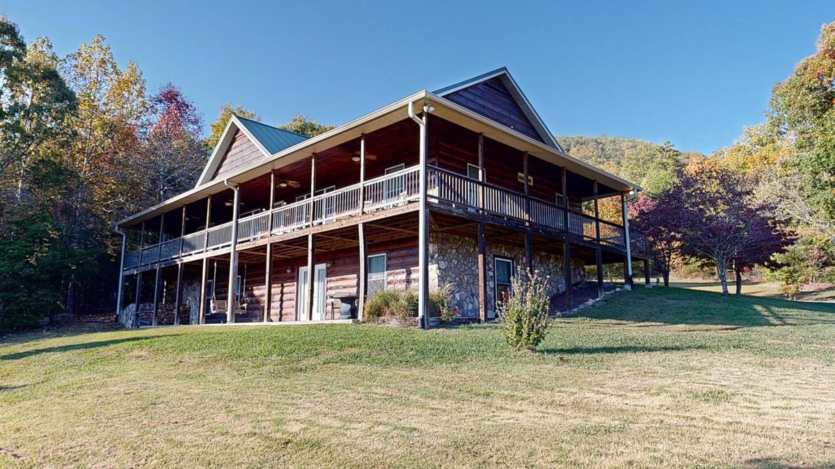 Tallassee Cabin | Open Concept 4 Bedroom Log Home with Awesome Mountain Views - SEE VIDEO TOUR