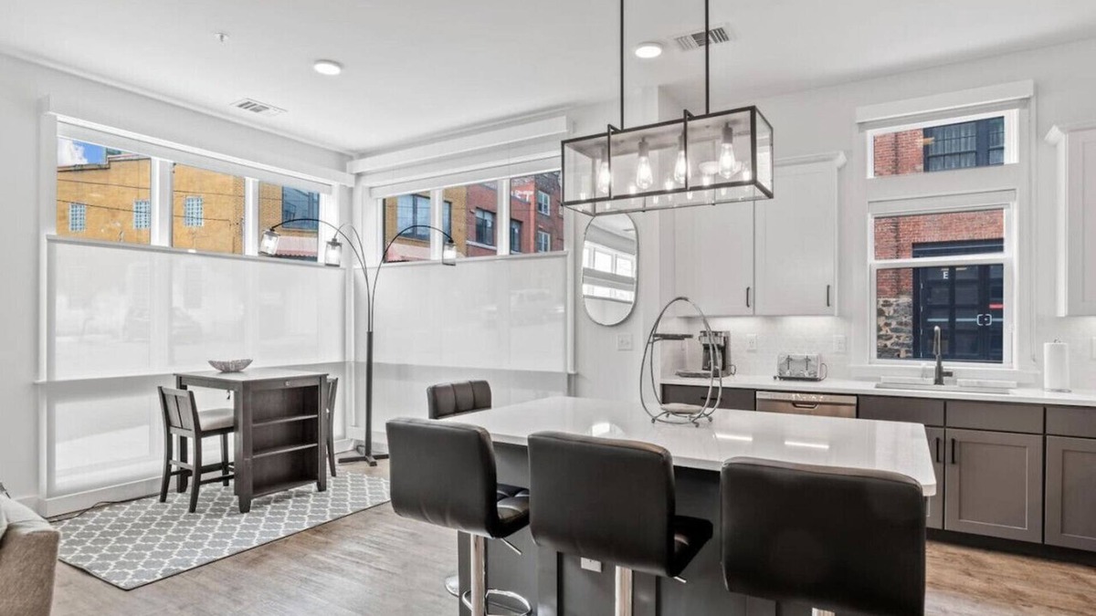 East End - Valley Street Condo | Open Floorplan Ideal Location