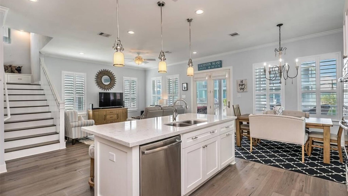 Beachside Village House | OPEN NOW THRU THE HOLIDAYS! Beachside Home, Walk to Beach 4Bedroom Sleeps 12