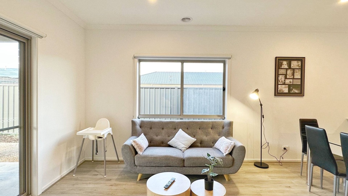 Tarneit House | Open Range Zoo/cozy Bed/free Netflix/android Tv/fitness/workplace