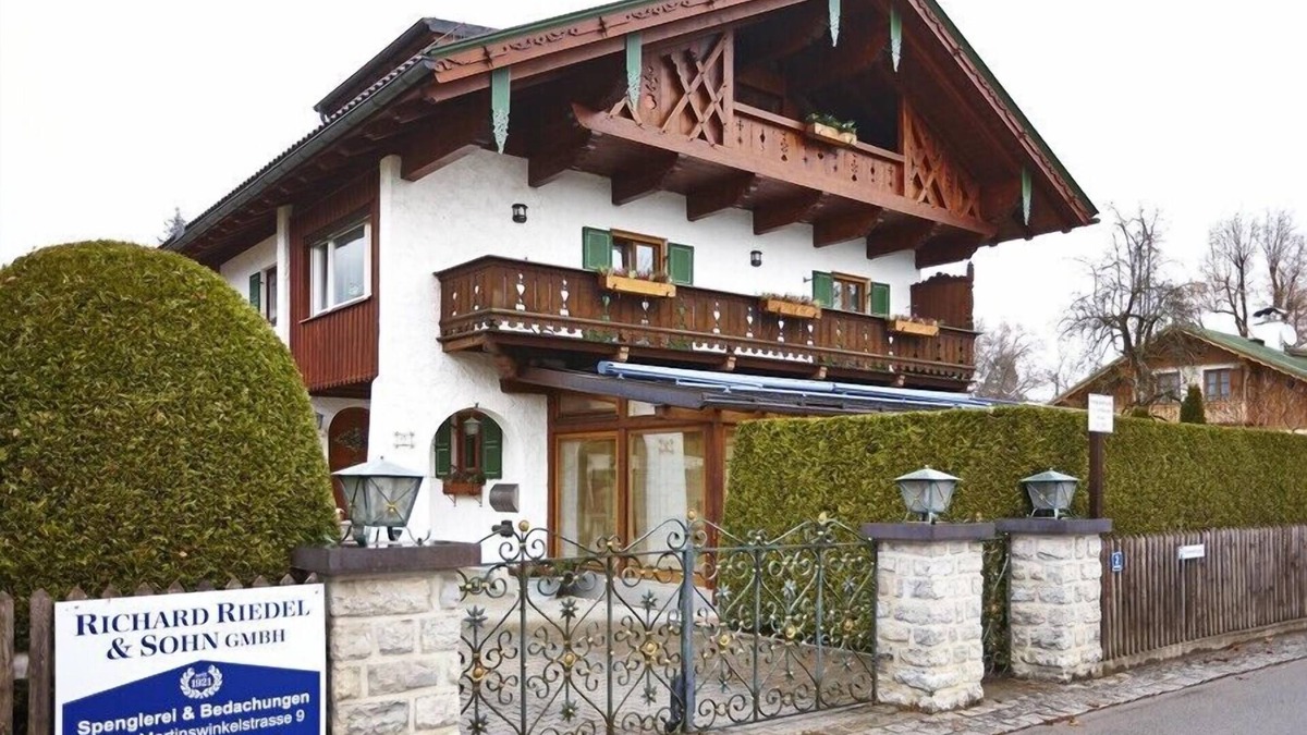 Garmisch-Partenkirchen Apartment | Open top floor apartment with exposed roof structure