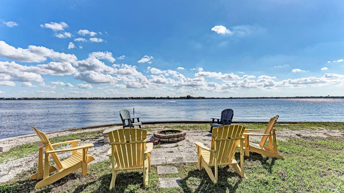 Fullers Earth House | Open Water Home with lots of dolphin and manatee sightings. Boat docking.