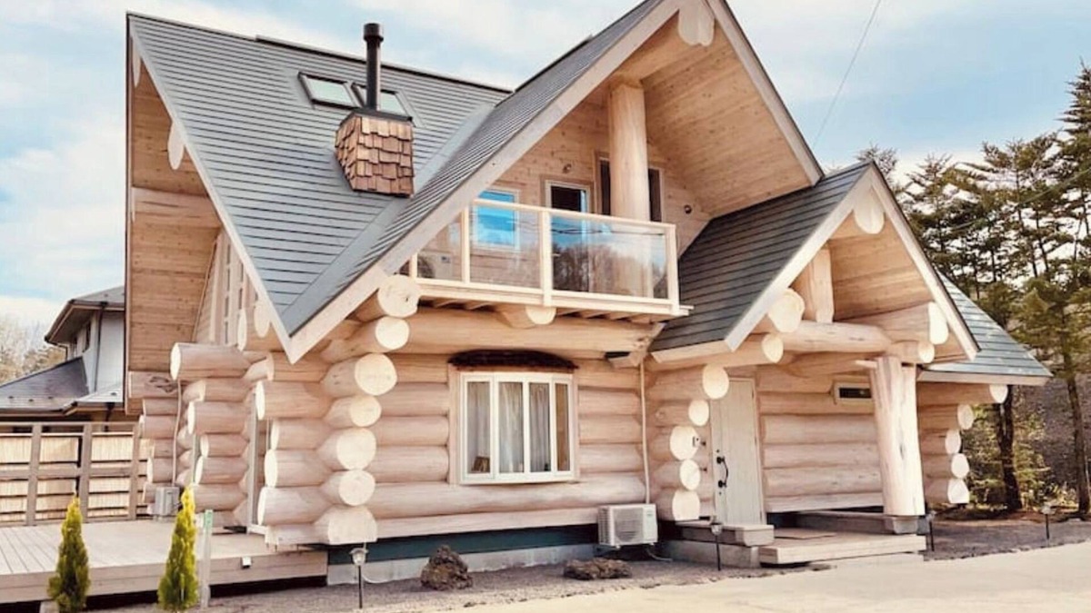 Kitasaku-gun House | Opened in May 2021Yellow cedar Canadian loghouse/Kitasaku-gun Nagano