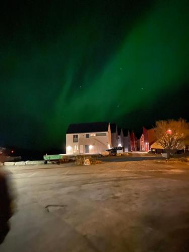 Henningsvaer Apartment | Opplev nordlyset og bo ved sjøkanten!