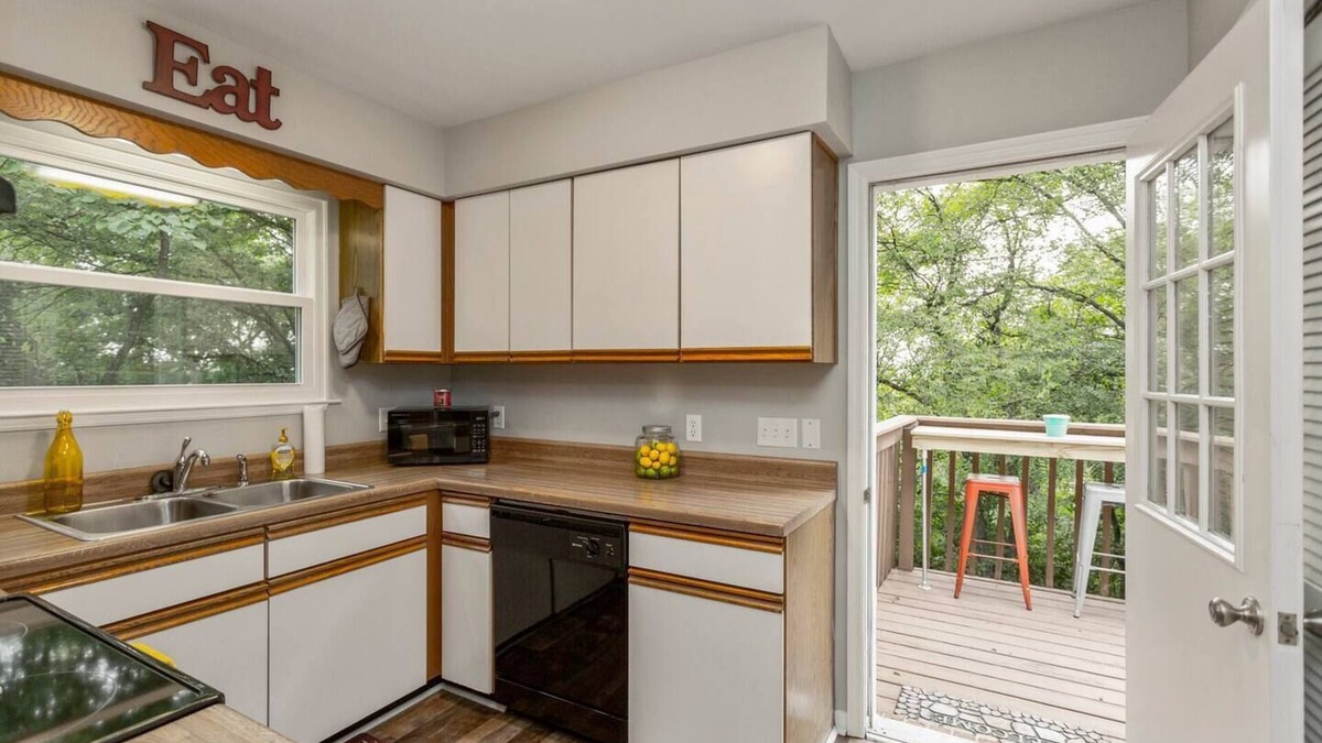 Donelson House | OPRY AREA GEM! 2 Bed/2 Bath/Hot Tub/Sleeps 6!
