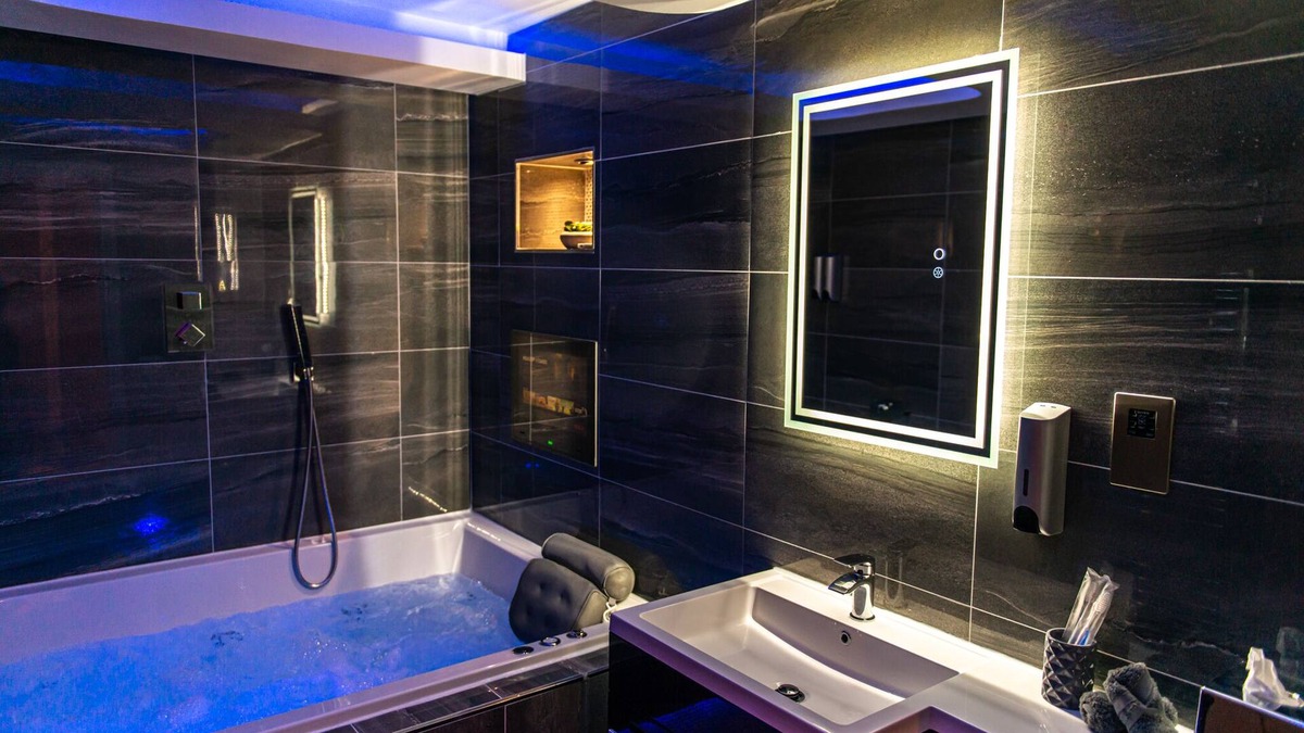 Bradford Apartment | Optimal Apartments - Designer Jet Hot Tub Suite