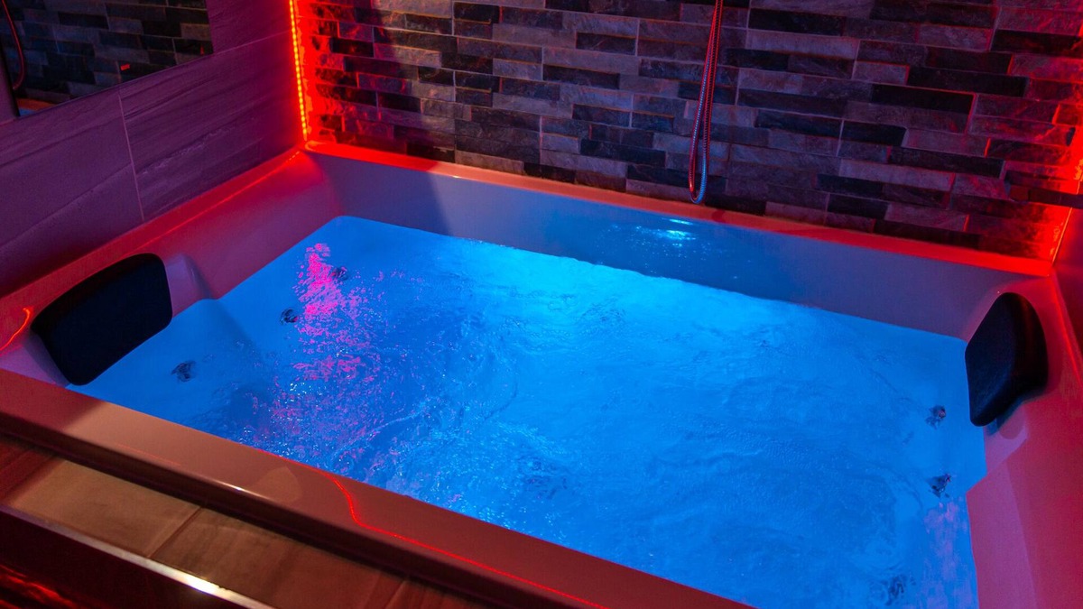 Bradford Apartment | Optimal Apartments - Executive Jet Hot Tub Bath