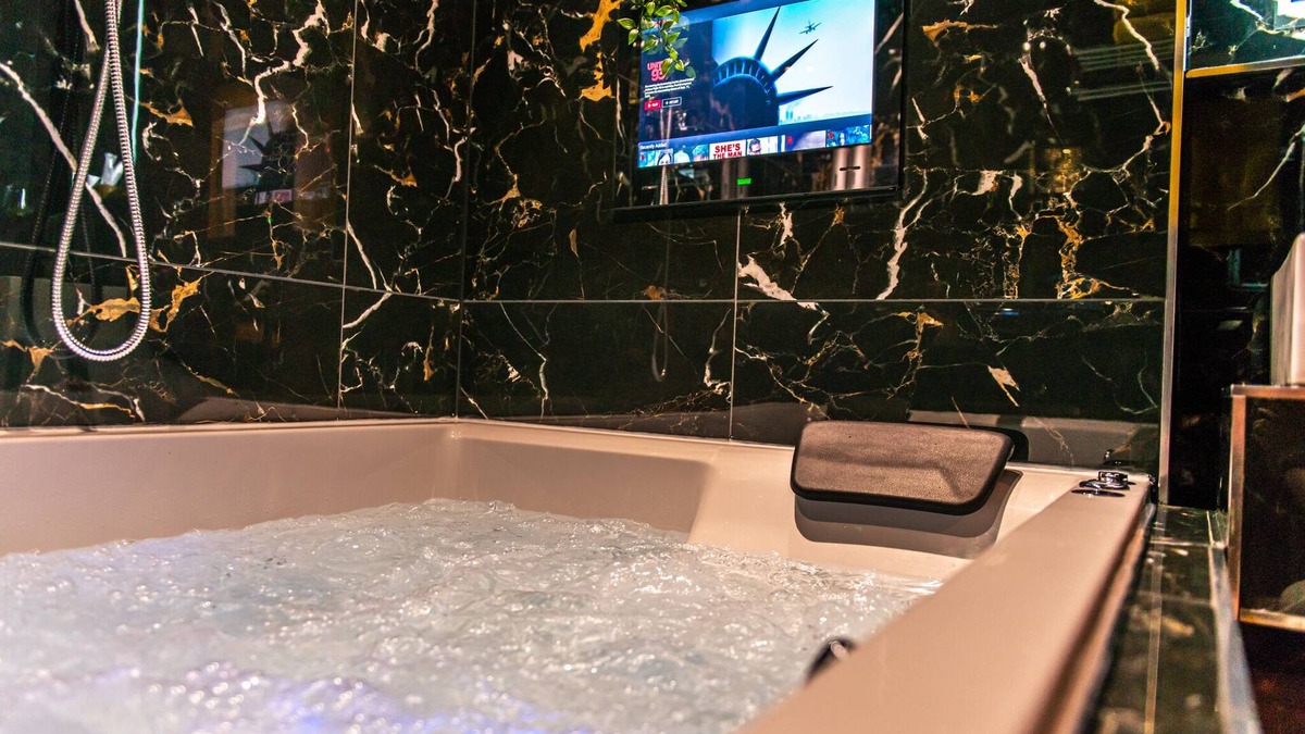 Bradford Apartment | Optimal Apartments -Presidential Jet Hot Tub Suite