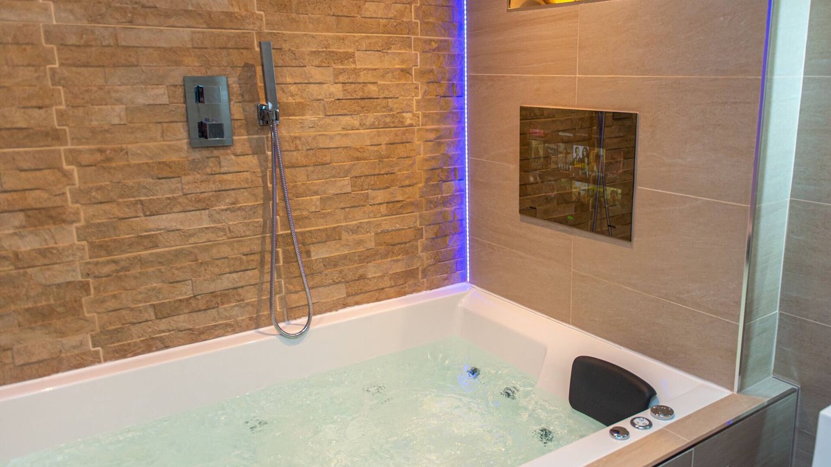 Bradford Apartment | Optimal Apartments - Superior Jet Hot Tub Suite