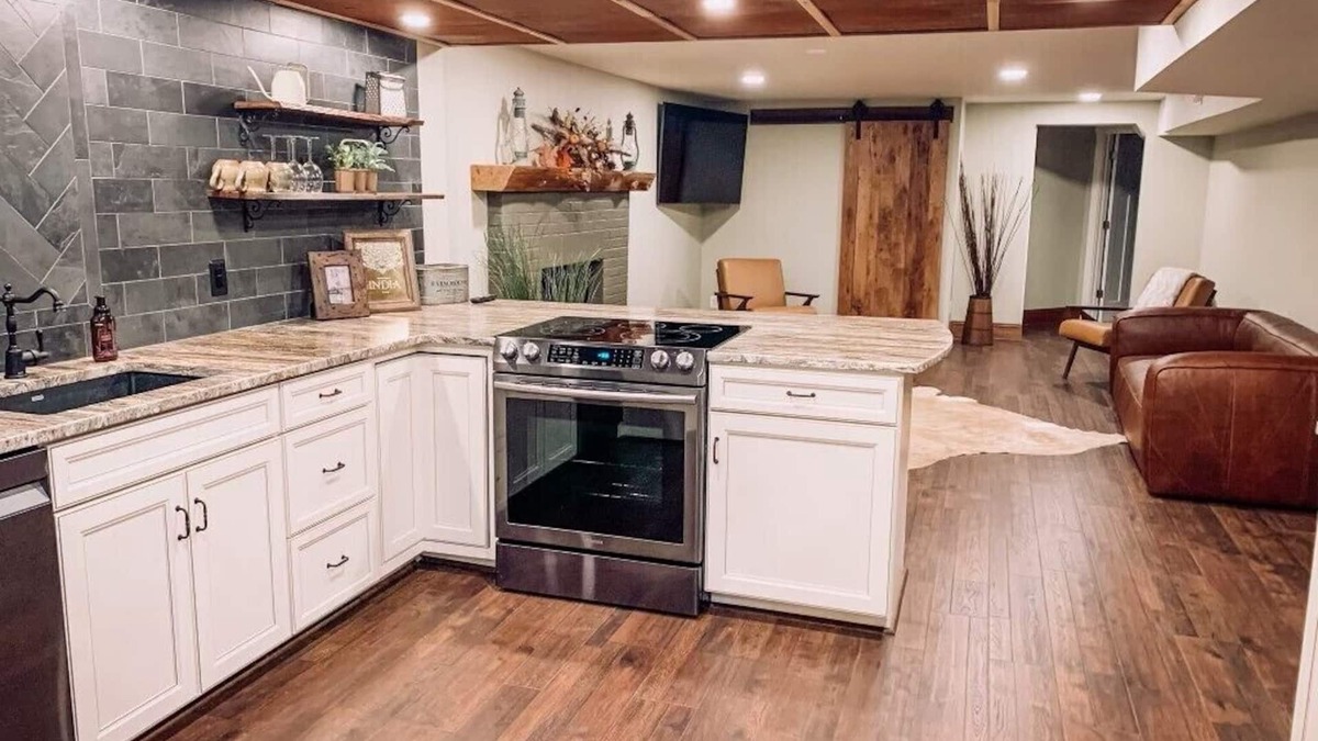 Monroe Apartment | [Optional Hot Tub] Farmhouse style apartment - newly renovated