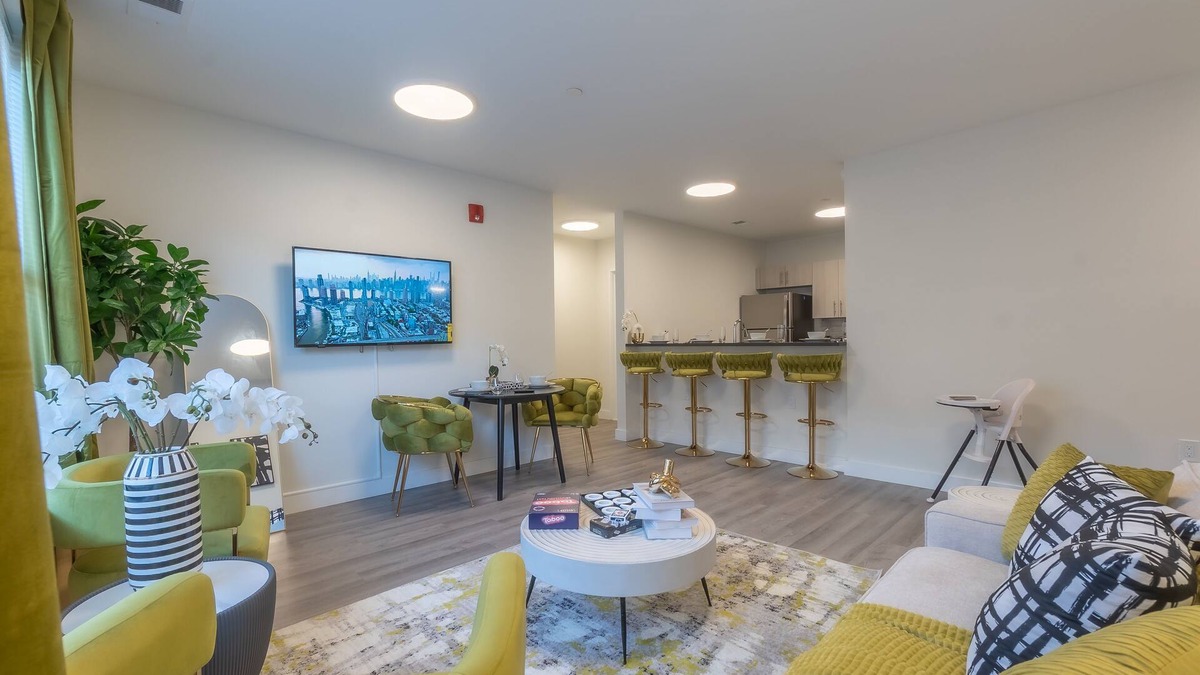 Orange Apartment | Opulence in Olive with Free Parking+EV Charge. 2 Bath & Sleeps 8.✨20% OFF 7days✨