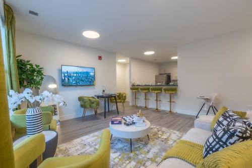 Orange Apartment | Opulence in Olive with Free Parking, 2 BR 2 baths Suite, 5 beds and Sleeps 8