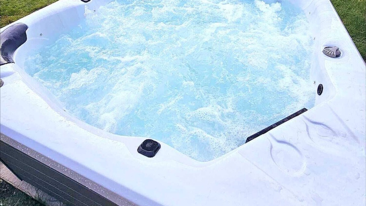 Minster on Sea House | Opulent Jacuzzi Retreat With Entertainment