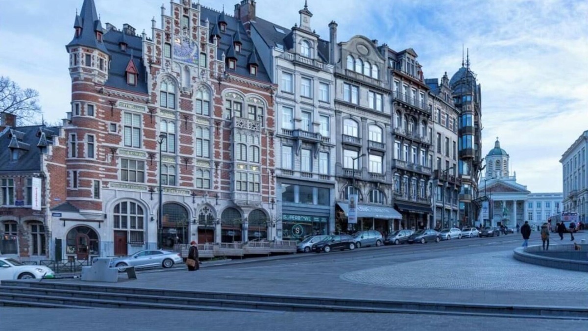 Ilot Sacre Apartment | Opulent Oasis: 2BR Luxury Apartment near Grand Place