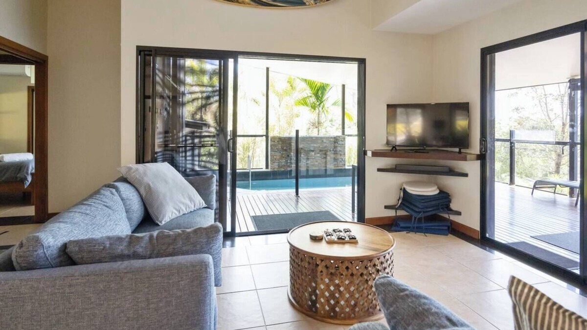 Mooloolah Valley House | Opulent Oasis: Exclusive Getaway for 9