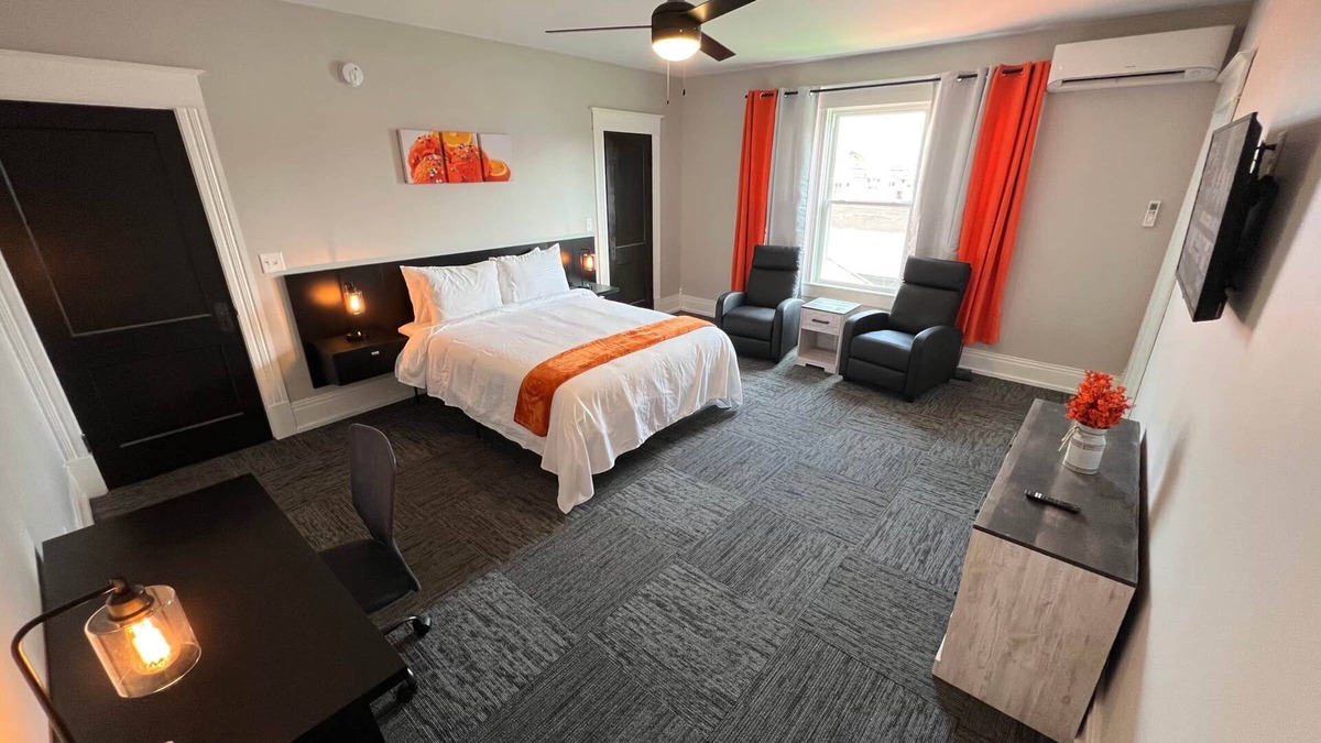 Leitchfield Other | Orange Dream Room 🚭