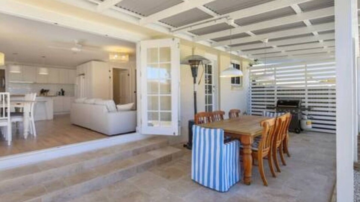 Orange House | ORANGE LODGE - BEAUTIFUL HOME A FEW BLOCKS FROM TOWN