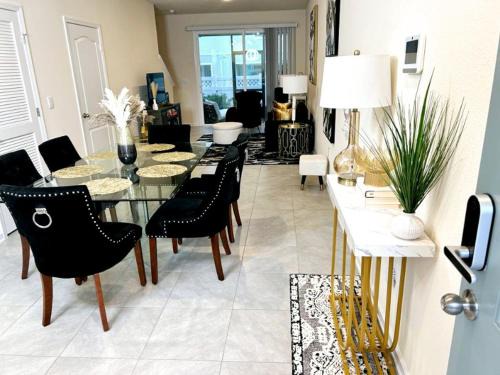OakLeaf Plantation Apartment | Orange Park Townhome Vacation Rental with Patio!