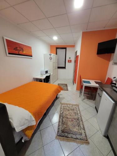Cocquio-Trevisago Apartment | Orange Room - Full and Served Studi