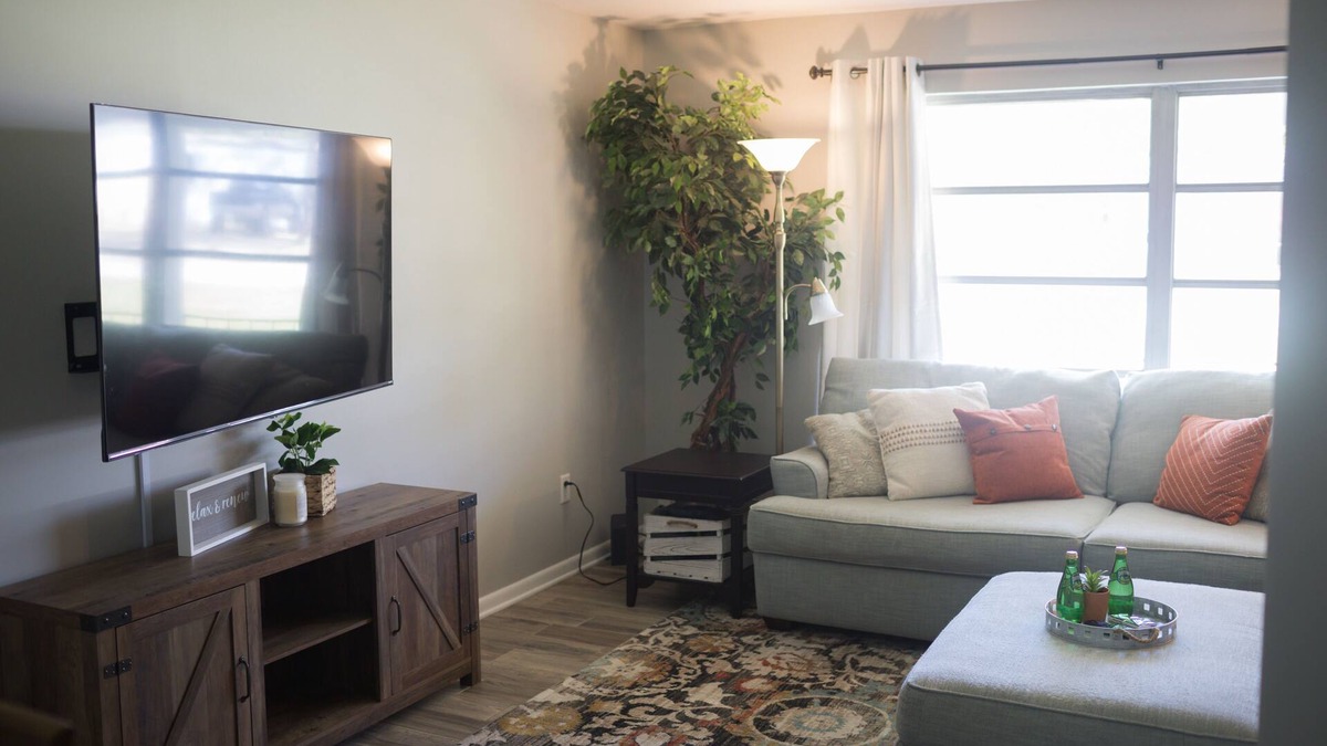 Brent Cottage | Orange Tree Cottage- Entire Cottage, Cute and Charming!