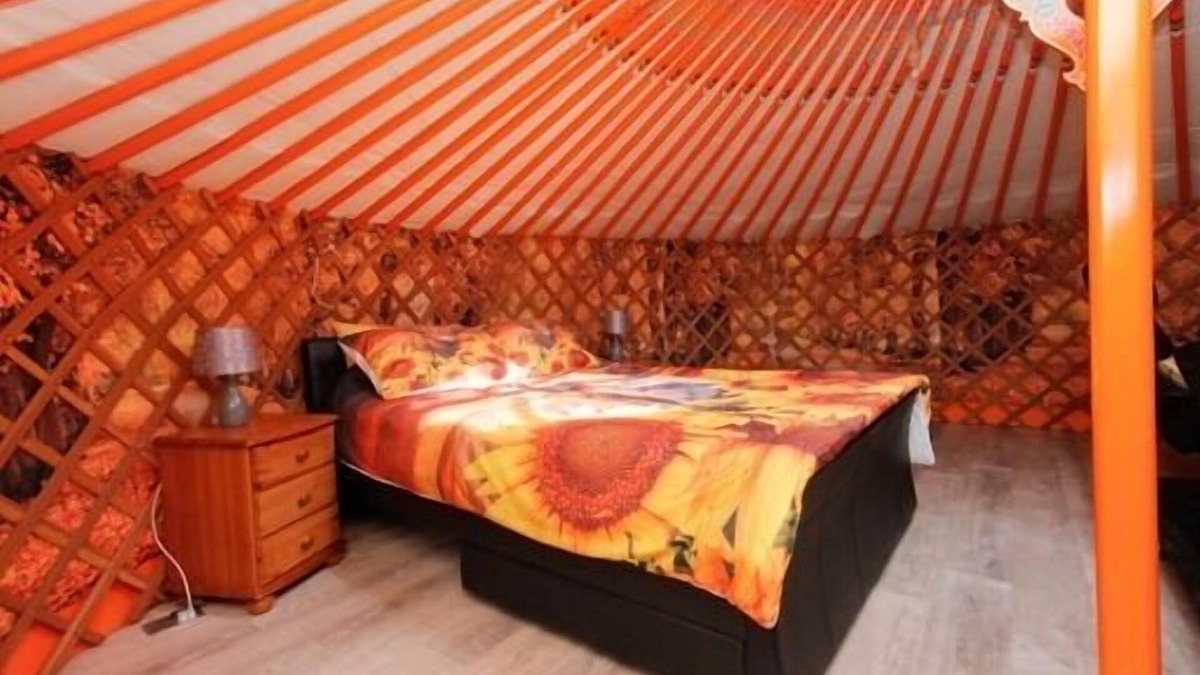 Turriff Cabin | Orange Yurt with Hot Tub- Sleeps 3, Parking & WiFi