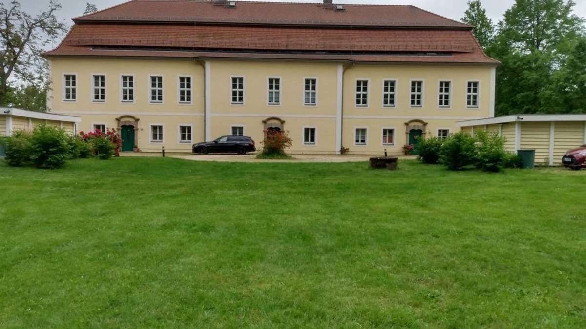 Vierkirchen Apartment | Orangery in Arnsdorf Castle Park - Holiday home