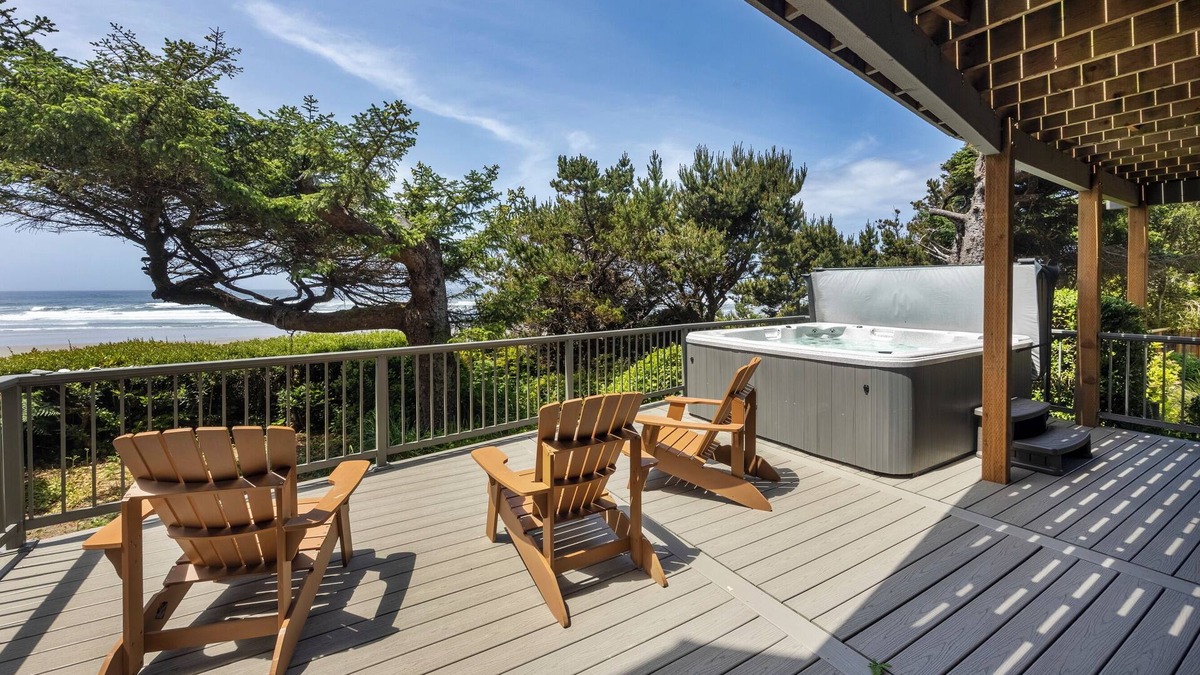 Seal Rock House | Orca Manor, Oceanfront, NEW SAUNA! Beach Access, WiFi, Hot Tub, BBQ