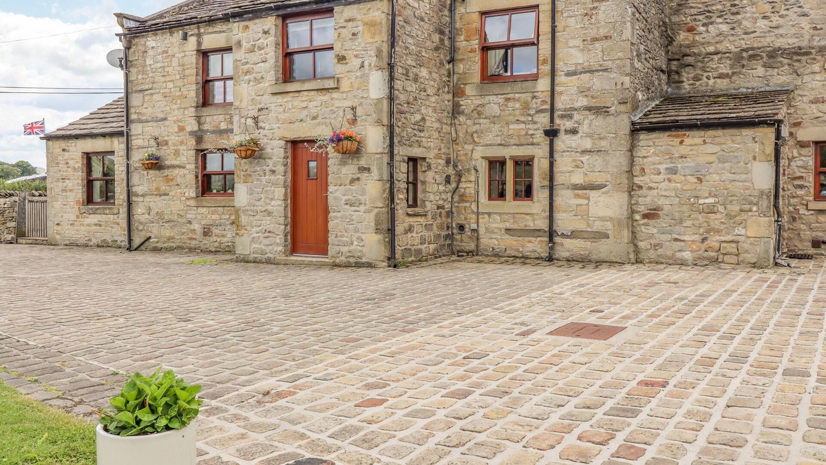 Fourstones Near Bentham Cottage | ORCABER FARMHOUSE, pet friendly, with hot tub in Austwick