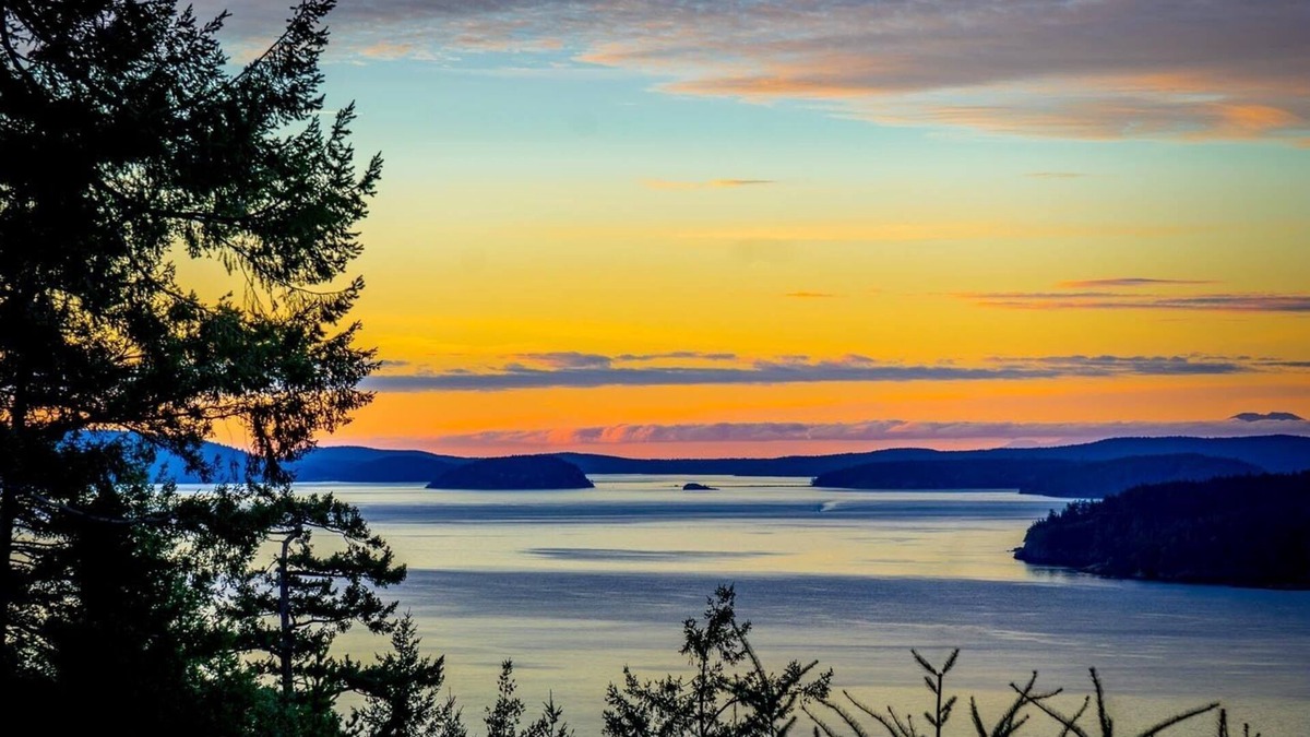 Rosario House | Orcas-Beautiful Modern Home- Large New Deck- Water View- Privacy- Dog Friendly