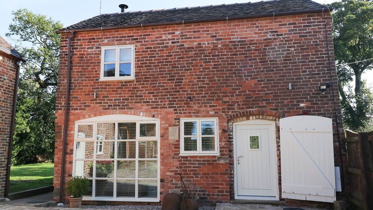 Forsbrook Cottage | ORCHARD BARN, pet friendly, luxury holiday cottage in Fulford
