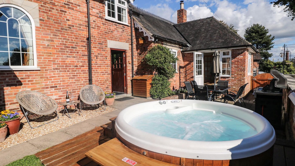 Calwich Cottage | ORCHARD COTTAGE, family friendly, luxury holiday cottage in Calwich