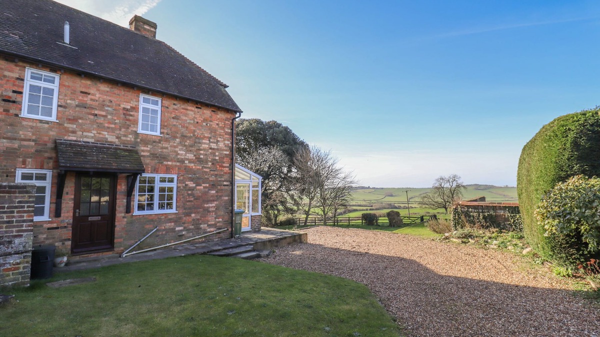 Hartwell Cottage | ORCHARD COTTAGE, family friendly, with open fire in Ashendon