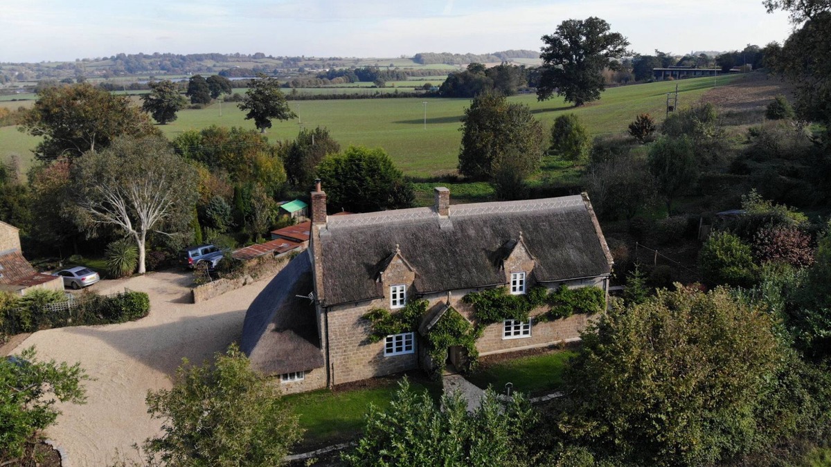 Ilminster Cottage | Orchard Cottage - sleeps 8 guests in 4 bedrooms