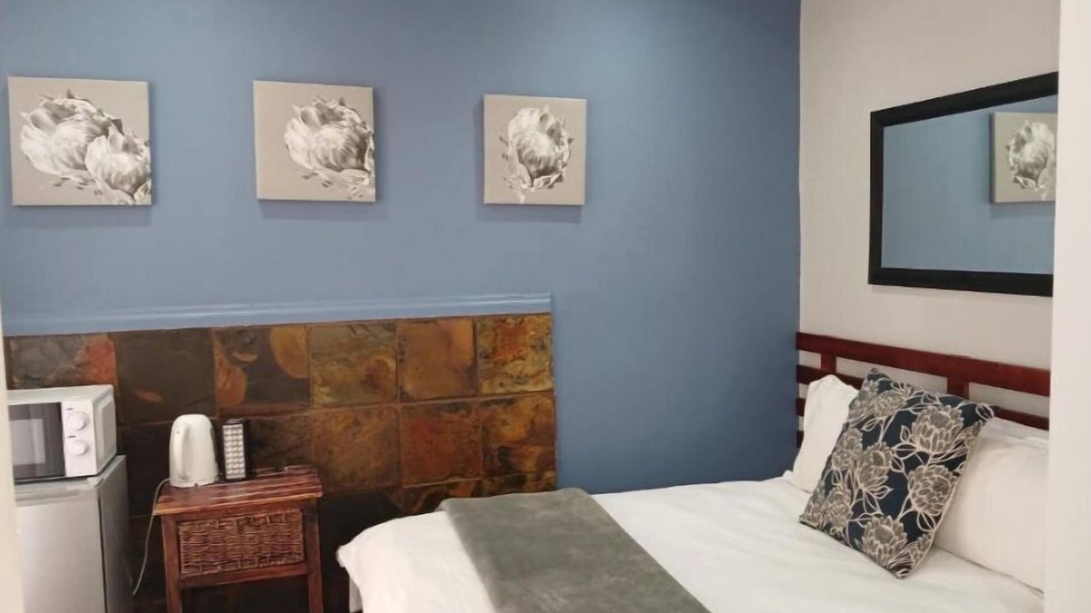 Fichardt Park Apartment | Orchard Guesthouse Deluxe Family Room with pool view