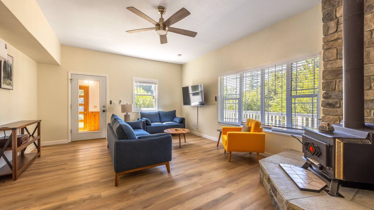 Lyle House | Orchard Haven House & Guest House, Escape to Serenity in Lyle, WA!