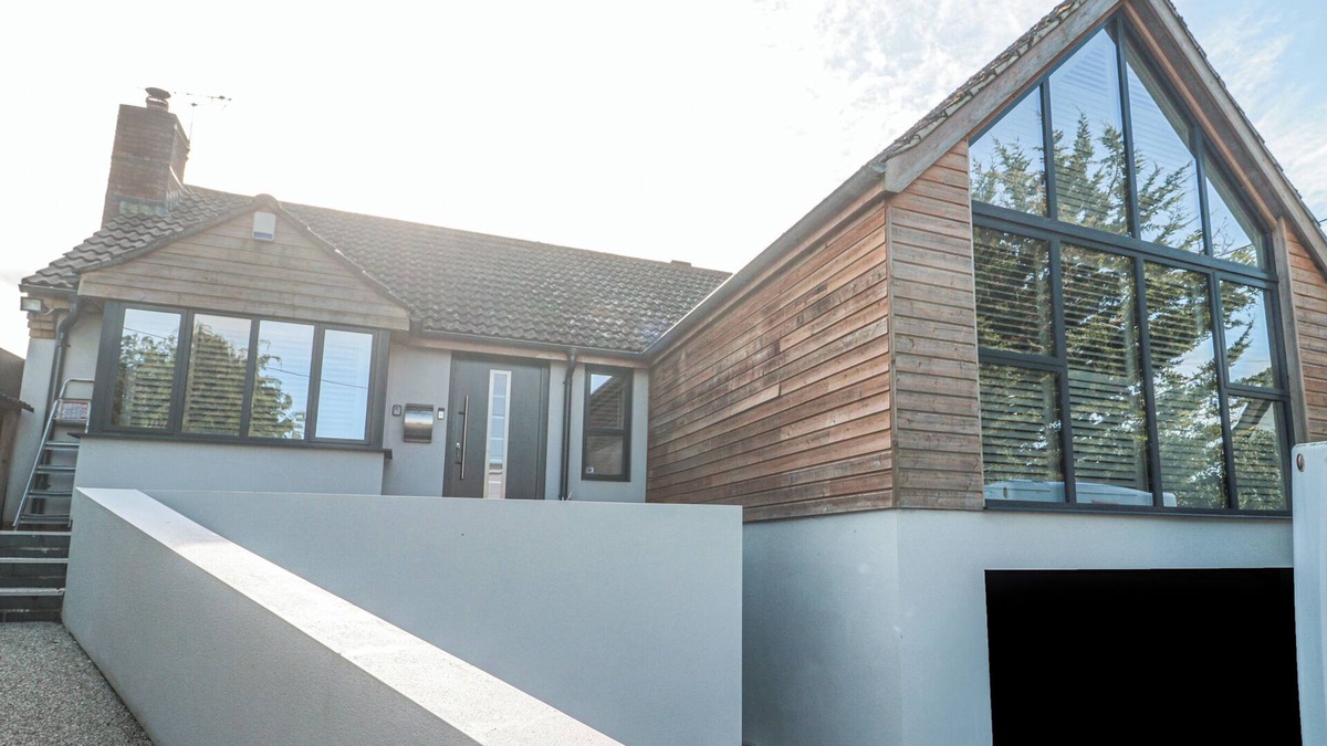 North Petherton Cottage | ORCHARD LEIGH, family friendly, with hot tub in North Petherton