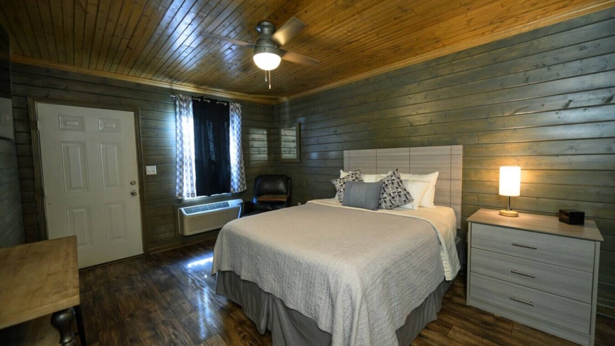 Lake Village Condo | Orchard Oasis with High-Speed Internet/Smart TV!