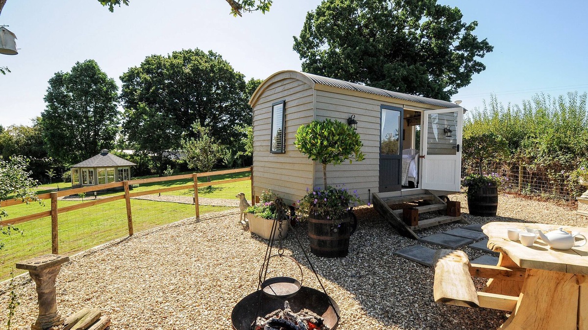 Worlington Cottage | ORCHARD RETREAT, pet friendly, with hot tub in Witheridge